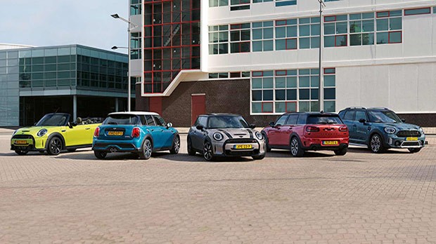 Vollelektrischer MINI Cooper an IONITY Ladesäule Vollelektrischer MINI Cooper Seitenansicht an IONITY Ladesäule